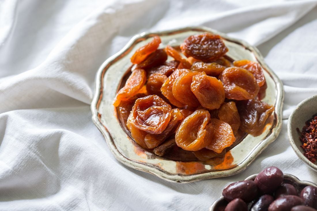 משמשים מיובשים בדרך למילוי