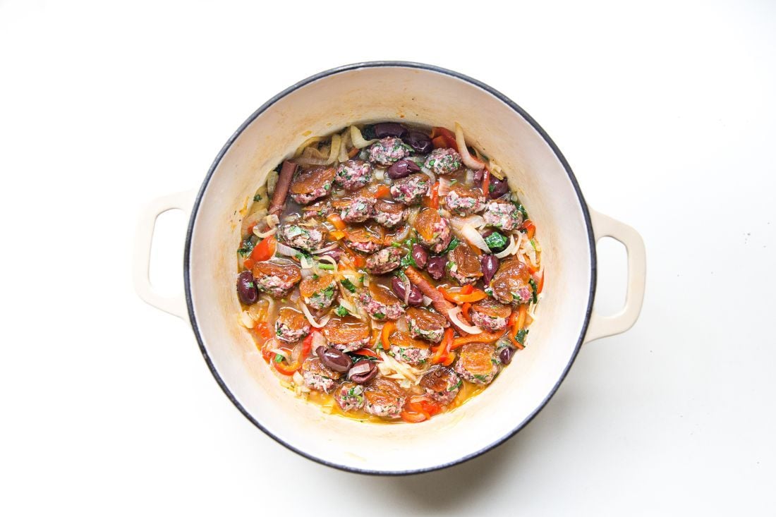 סיר הרוטב עם המשמשים