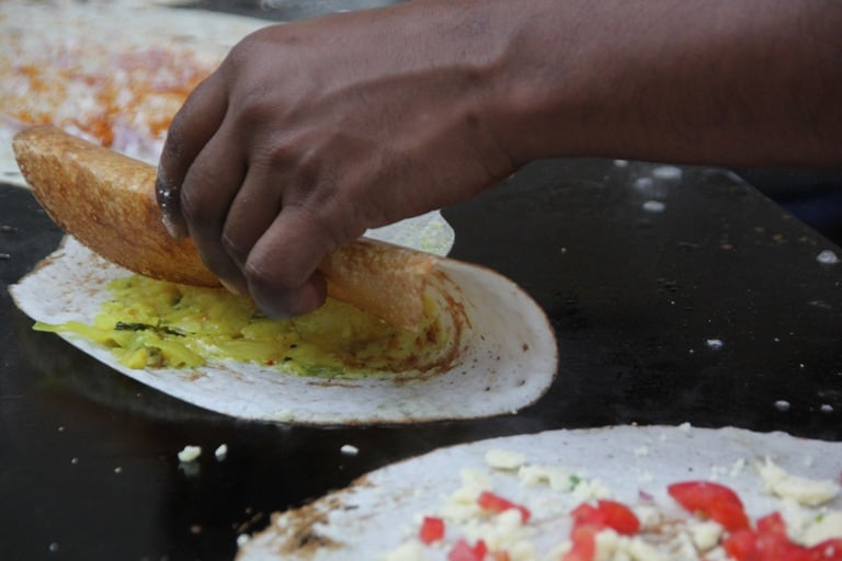 מסאלה דוסה. קרפ הודי בדוכן אוכל רחוב, מומבאי. צילום: שני אברמוב