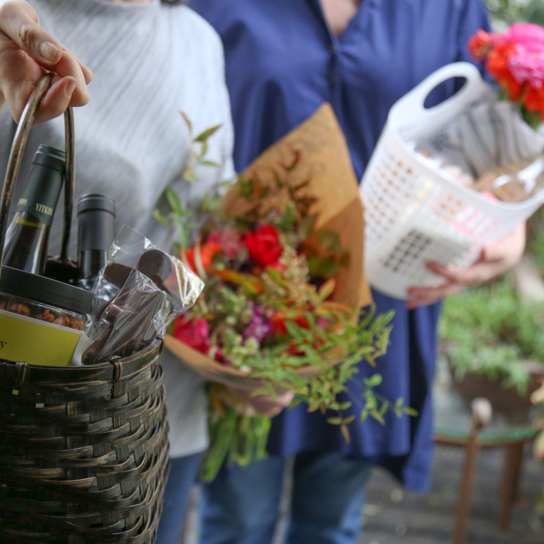 פסח בפתח, ולצד ההכנות לחג עצמו, צצה ועולה השאלה – מה להביא במתנה?