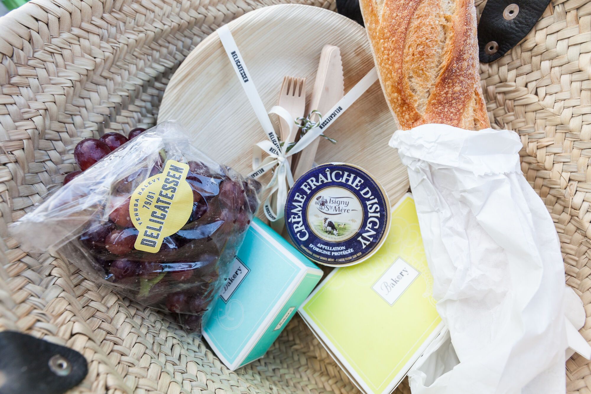 הרכבנו סל צרפתי ויצאנו אל הרחבה שליד המכון הצרפתי