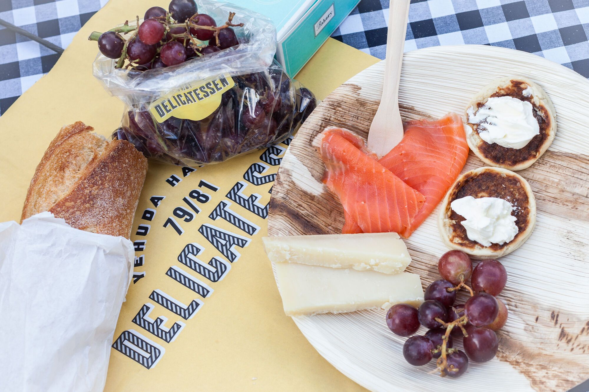 להיכנס לדליקטסן, למלא בכל טוב ולצאת לפיקניק אורבני