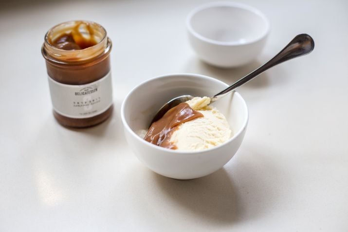 ואם כבר מתפנקים אז עד הסוף: גלידה עם רוטב קרמל