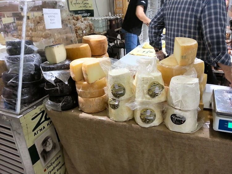 מלבד הפטה, ליוונים יש מבחר גדול של גבינות צאן זולות ומצוינות, שמהוות בסיס לעשות מנות ומזטים. 