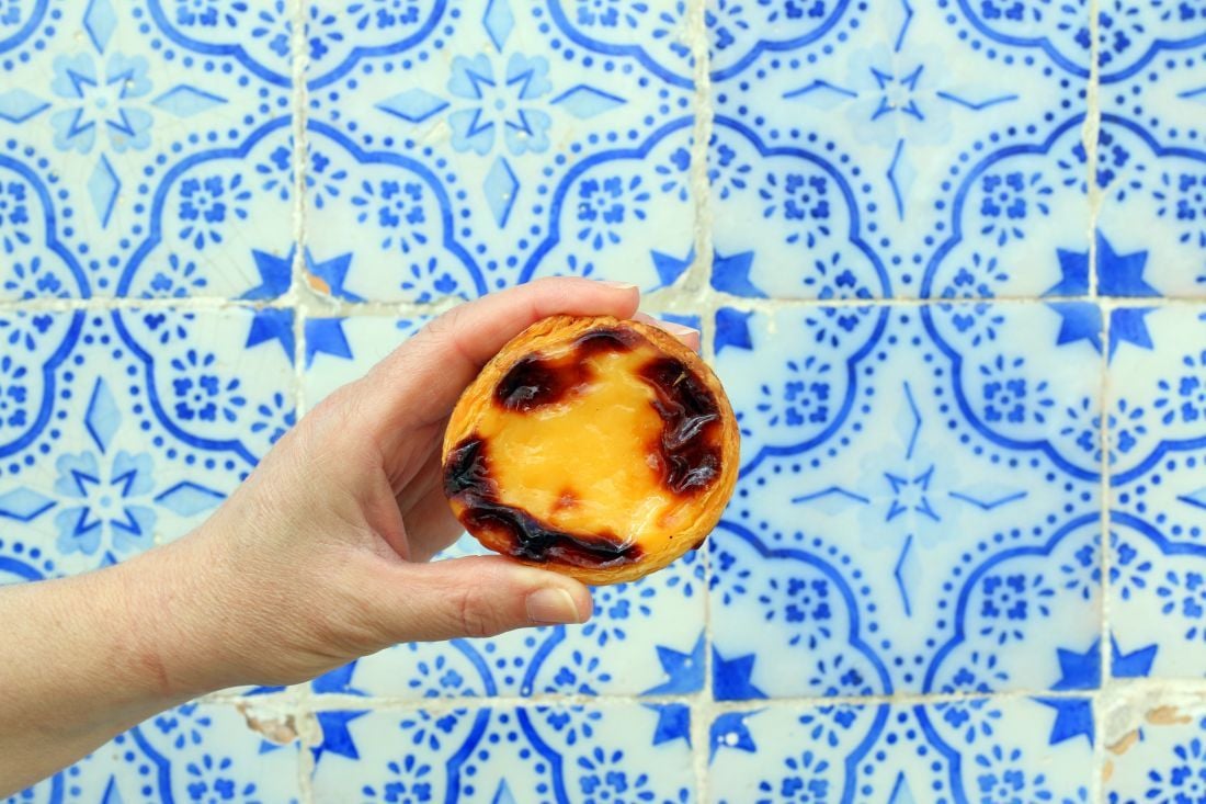פסטל דה נטה על רקע אריחים ליסבונאיים