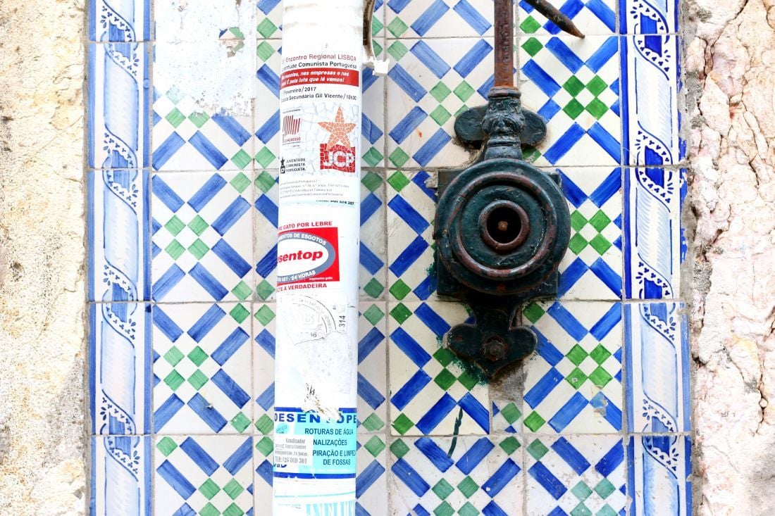 ה-Azulejos הם האריחים הפורטוגזיים המפורסמים המעטרים בתים רבים בליסבון