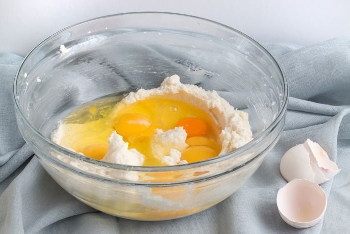 מוסיפים את הביצים והשמנת החמוצה ומערבלים היטב במשך כמה דקות