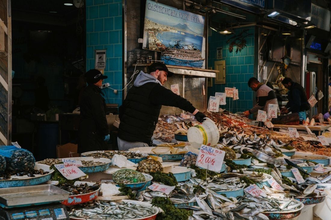 דוכן דגים בשוק בנאפולי