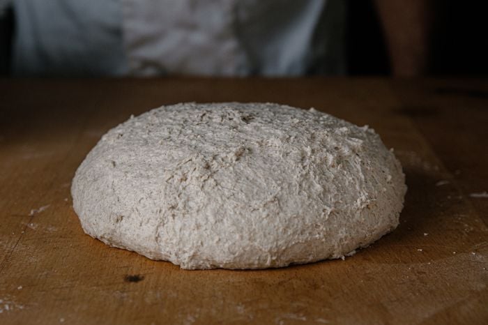 לחם מחמצת שיפון - להתפיח כשעה