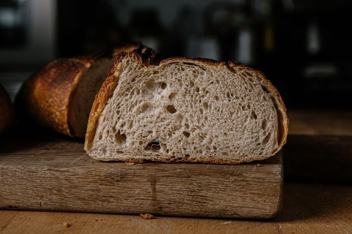 למרות שזה קשה, חשוב לחכות להצטננות הלחם לפני הפריסה.