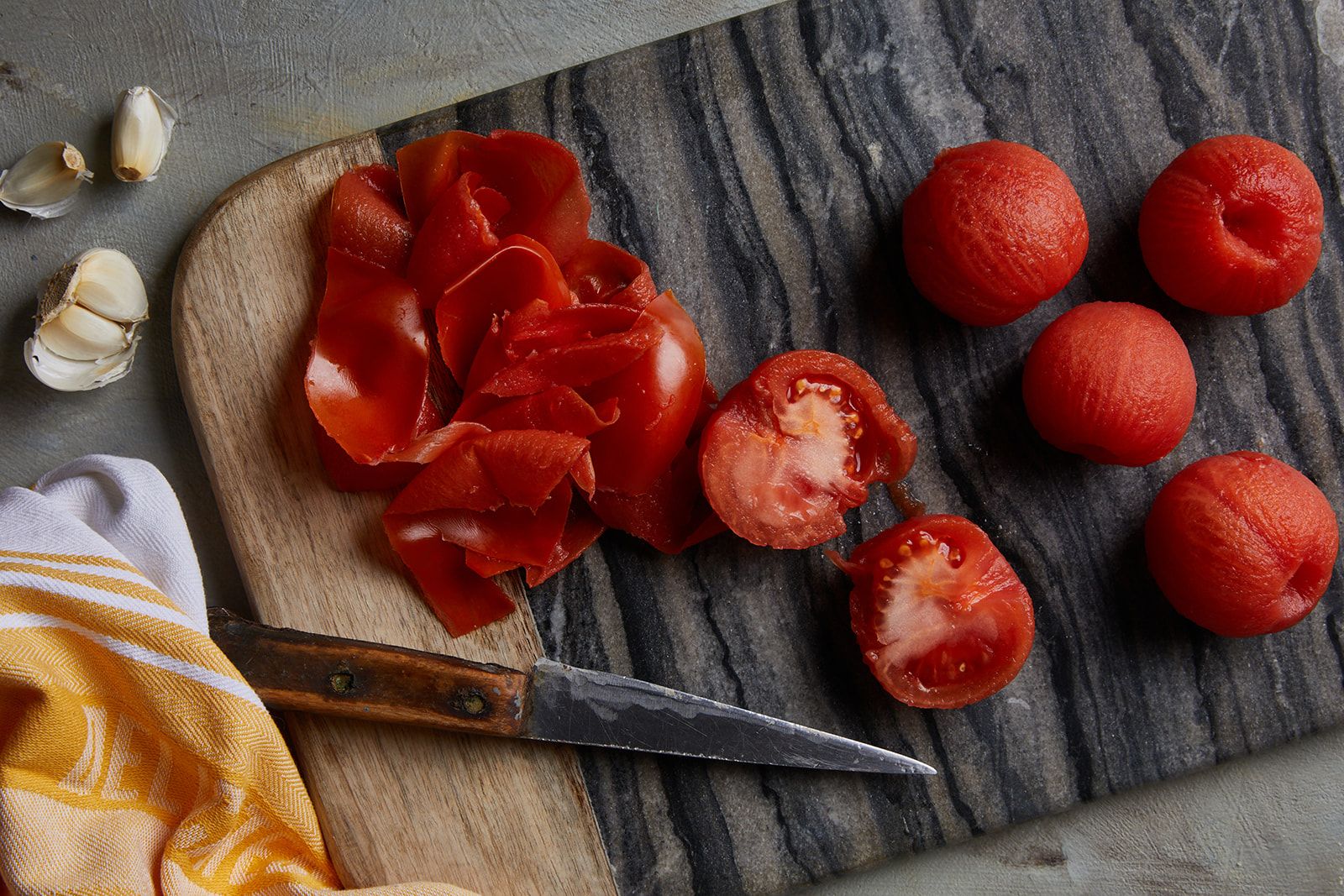 לקלף את העגבניות, לחתוך לרבעים ולהוציא את גרעיני העגבניה לכלי קטן.