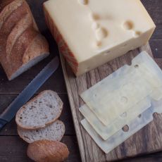 גבינת אמנטל פרוסה