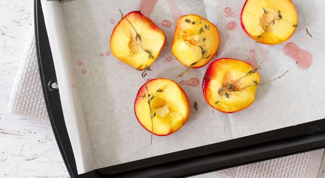 מתכון וספר: עוגת ספוג וזעפרן עם אפרסקים צלויים, דבש וטימין